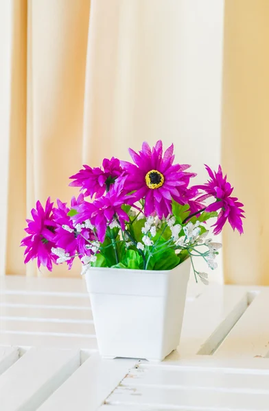 Flores falsas en jarrón — Foto de Stock