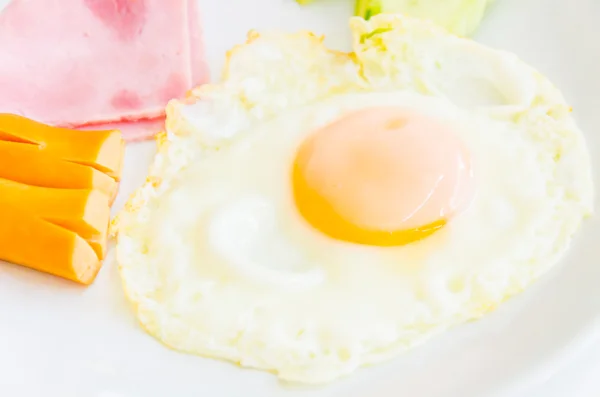 Жареные яйца и завтрак — стоковое фото