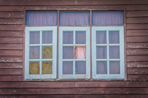 Velhas janelas de madeira — Fotografia de Stock