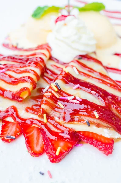 Strawberry crepe — Stock Photo, Image