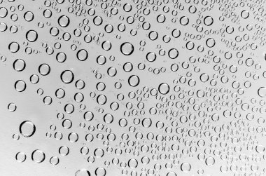 siyah ve beyaz zemin üzerine su damlaları