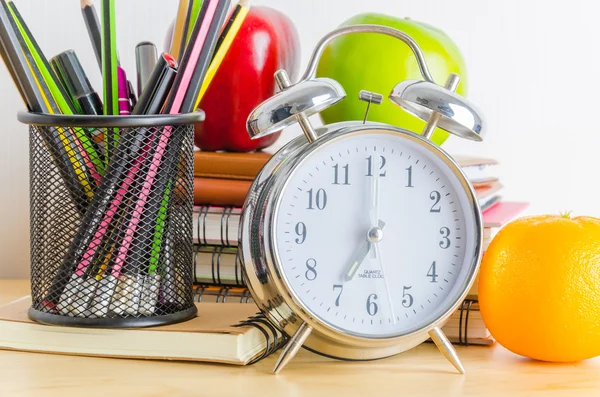 Notizbücher, Uhr, Bleistifte, Äpfel — Stockfoto