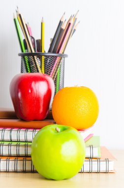 Not Defteri, kurşun kalem, elma ve portakal