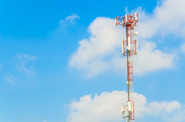 Mavi gökyüzü üzerinde anten