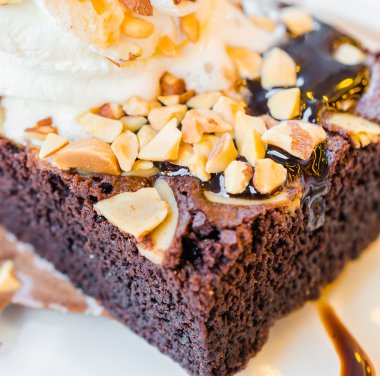 Çikolatalı brownie dondurma ve kiraz