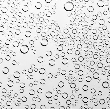 siyah ve beyaz olarak su damlaları