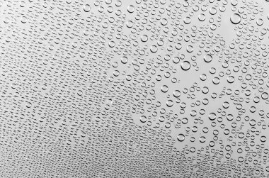 siyah ve beyaz olarak su damlaları