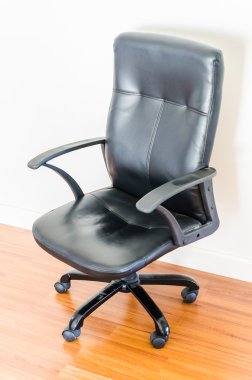 siyah deri ofis koltuğu