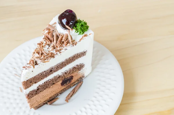 Pastel de chocolate con cereza negra —  Fotos de Stock