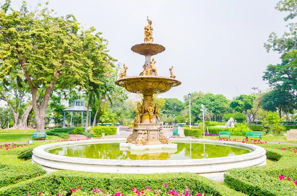 Brunnen im Park — Stockfoto