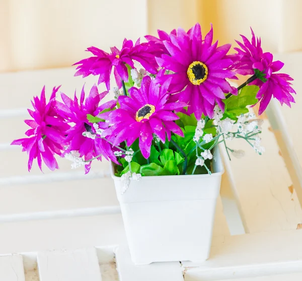 Fake-Blumen in der Vase — Stockfoto