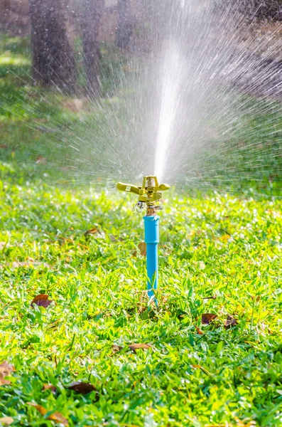 Rega da cabeça do aspersor no jardim — Fotografia de Stock