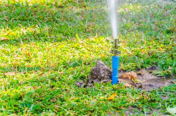 Spruzzatore testa irrigazione in giardino — Foto Stock