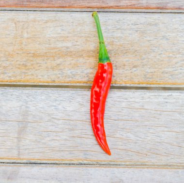 ahşap zemin üzerine kırmızı biber