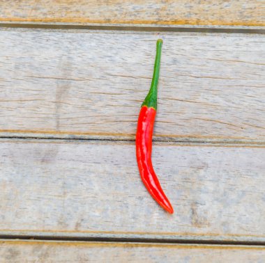 ahşap zemin üzerine kırmızı biber