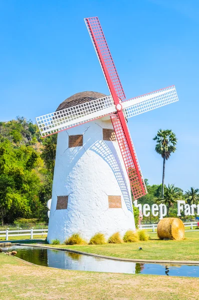 Molino de viento en el jardín — Foto de Stock