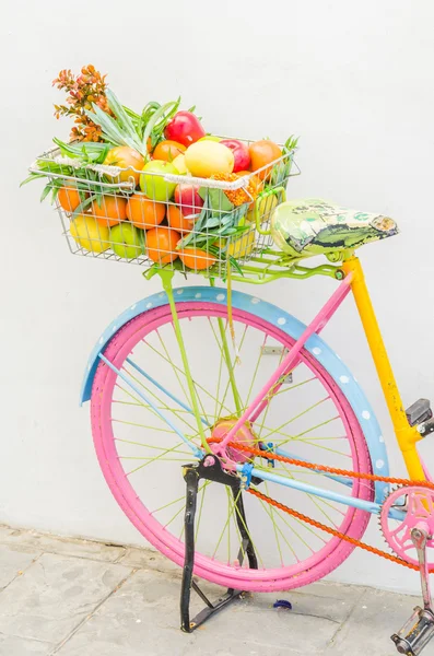 Bicycle with basket — Stock Photo, Image