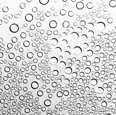 siyah ve beyaz zemin üzerine su damlaları