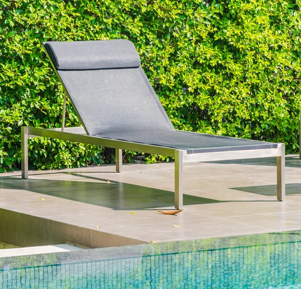 Letto a bordo piscina — Foto Stock