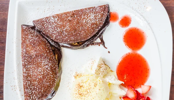 Helado con tortita de chocolate —  Fotos de Stock