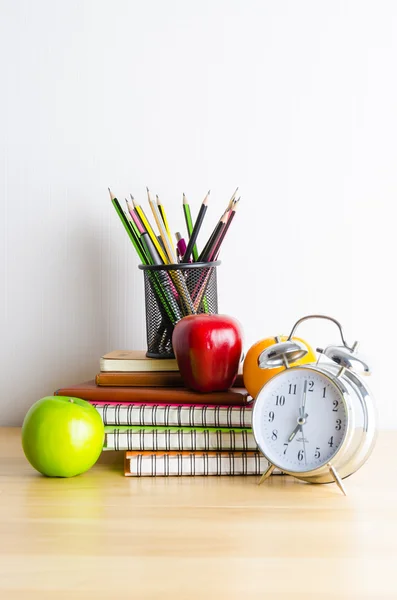 Note livres, horloge, crayons, pommes — Photo