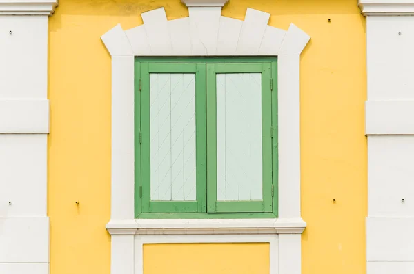 Деревянное окно — стоковое фото