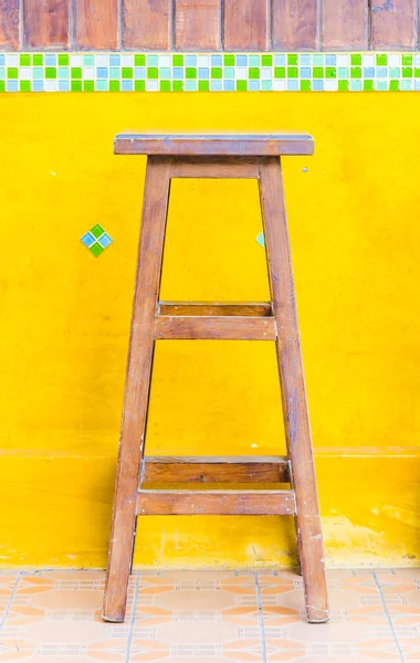 Silla de madera marrón vieja —  Fotos de Stock