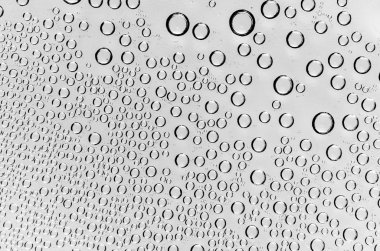 siyah ve beyaz zemin üzerine su damlaları