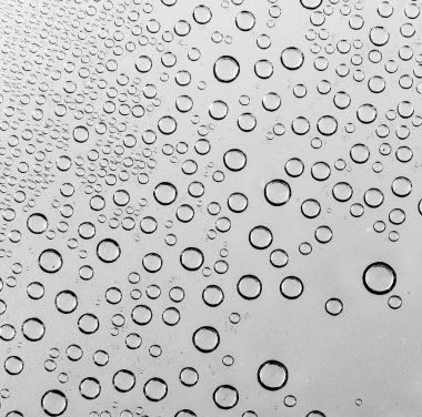 siyah ve beyaz zemin üzerine su damlaları