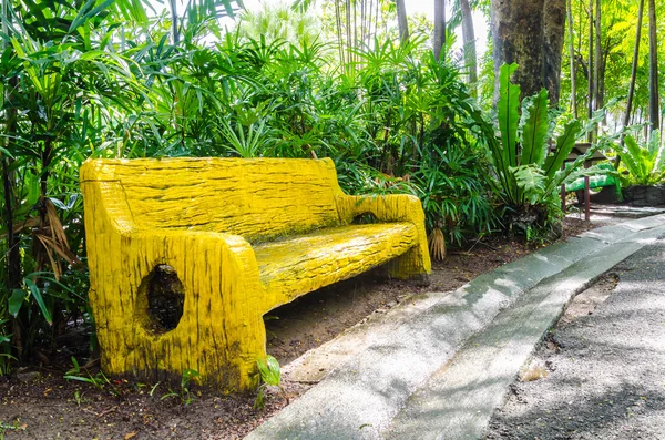 Bench in the garden park — Stock Photo, Image