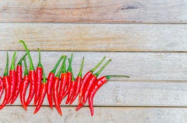 ahşap zemin üzerine kırmızı biber