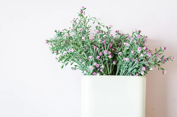 Wnętrze z tworzyw sztucznych kwiatów w wazonie — Zdjęcie stockowe