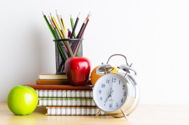 Not Defteri, saat, kurşun kalem, elma