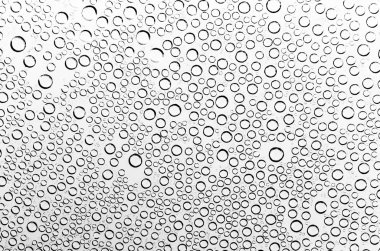 siyah ve beyaz olarak su damlaları