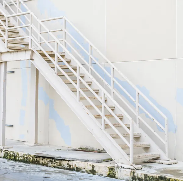 Escadaria de metal velho — Fotografia de Stock