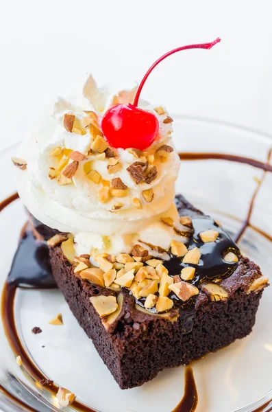 Cioccolato brownie gelato e ciliegia — Foto Stock