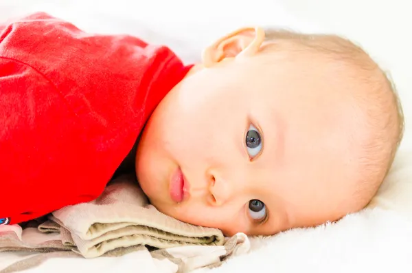 Baby op het bed — Stockfoto