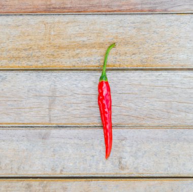 ahşap zemin üzerine kırmızı biber