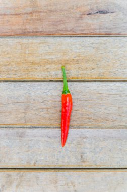 ahşap zemin üzerine kırmızı biber