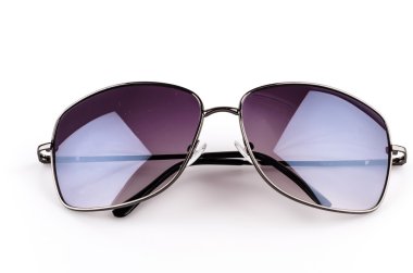 beyaz üzerine güneş gözlüğü