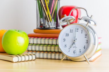 not defterleri, kalemleri, saat elma