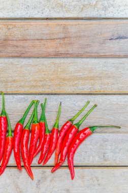 ahşap zemin üzerine kırmızı biber