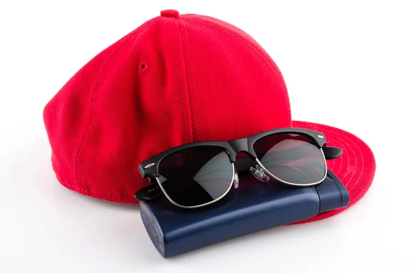 Red cap, sunglasses and lotion — Stock Photo, Image