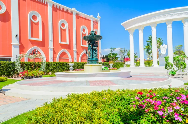 Brunnen im italienischen Stil — Stockfoto