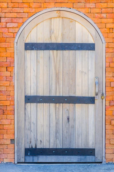 Tür an Ziegelwand — Stockfoto