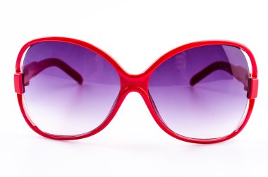 kırmızı güneş gözlüğü