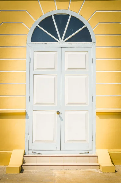 Old classic door — Stock Photo, Image