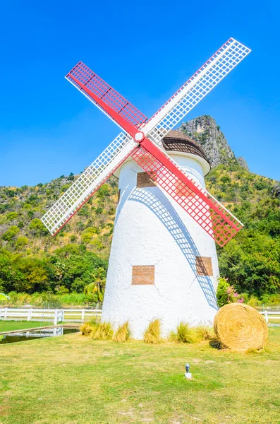 Windmühle im Garten — Stockfoto