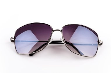 beyaz üzerine güneş gözlüğü