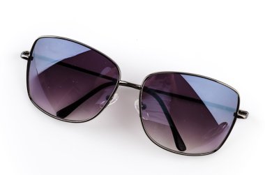 beyaz üzerine güneş gözlüğü